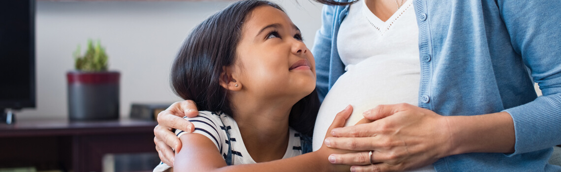 child with pregnant mom